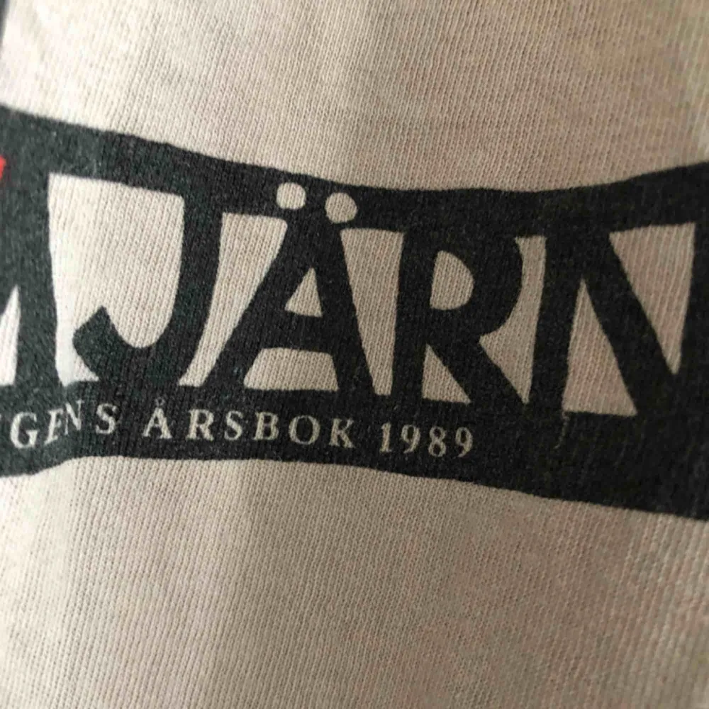 Vintage från 1989. Kan hämtas i Uppsala eller skickas mor fraktkostnad 40 sek . T-shirts.