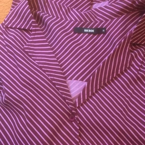  - Lila och rosa-randig skjorta, sitter jättefint på Använd en gång bara. Denna + tighta svarta jeans = ❤️🍷