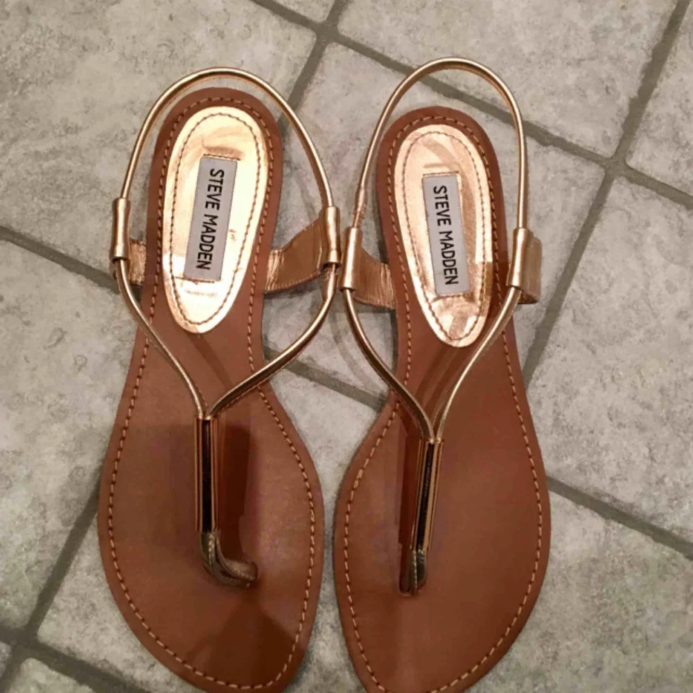 Ett par supersköna Steve Madden sandaler som använts ett fåtal gånger. Säljer pga för små. Kan mötas i Stockholm. Skriv till mig om det är något du undrar över☀️. Skor.