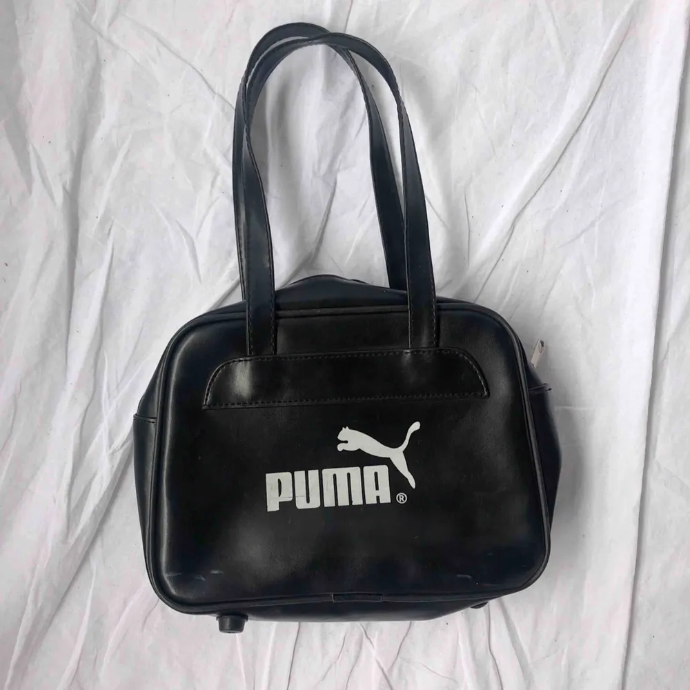 Liten söt Puma väska☀️ normalt secondhand skick☀️ köparen står för frakten☀️ fast pris, svarar ej på prutningar ☀️. Väskor.