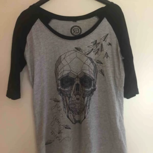  - Snygg tröja med kortare armar från Emp. Det står ”free your mind” storlek S  Kan mötas upp eller frakta, köparen står för frakt!