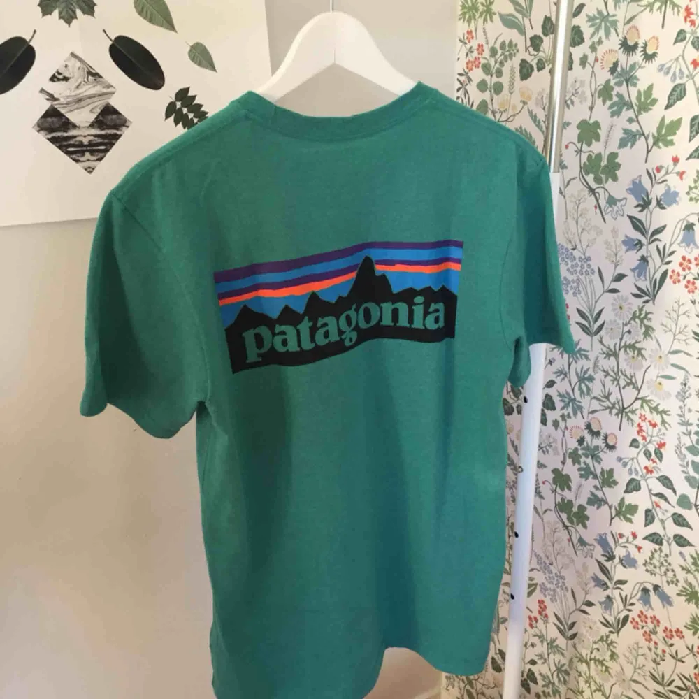 Oanvänd skitsnygg Patagonia T-shirt i turkos färg. Råkade beställa en för liten storlek, därför säljer jag nu(retur var så dyr😒) Nypris 350 kr. Möts upp i Stockholm eller fraktar🥰🦋🍃. T-shirts.