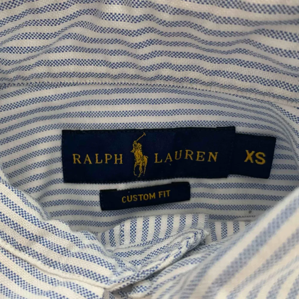 Säljer den populära CUSTOM FIT skjortan från Ralph Lauren i storlek XS. Använd en gång. Möts upp i Stockholm eller fraktas! 🙏🏼  Nytt pris: 999kr Mitt pris: 400kr. Skjortor.