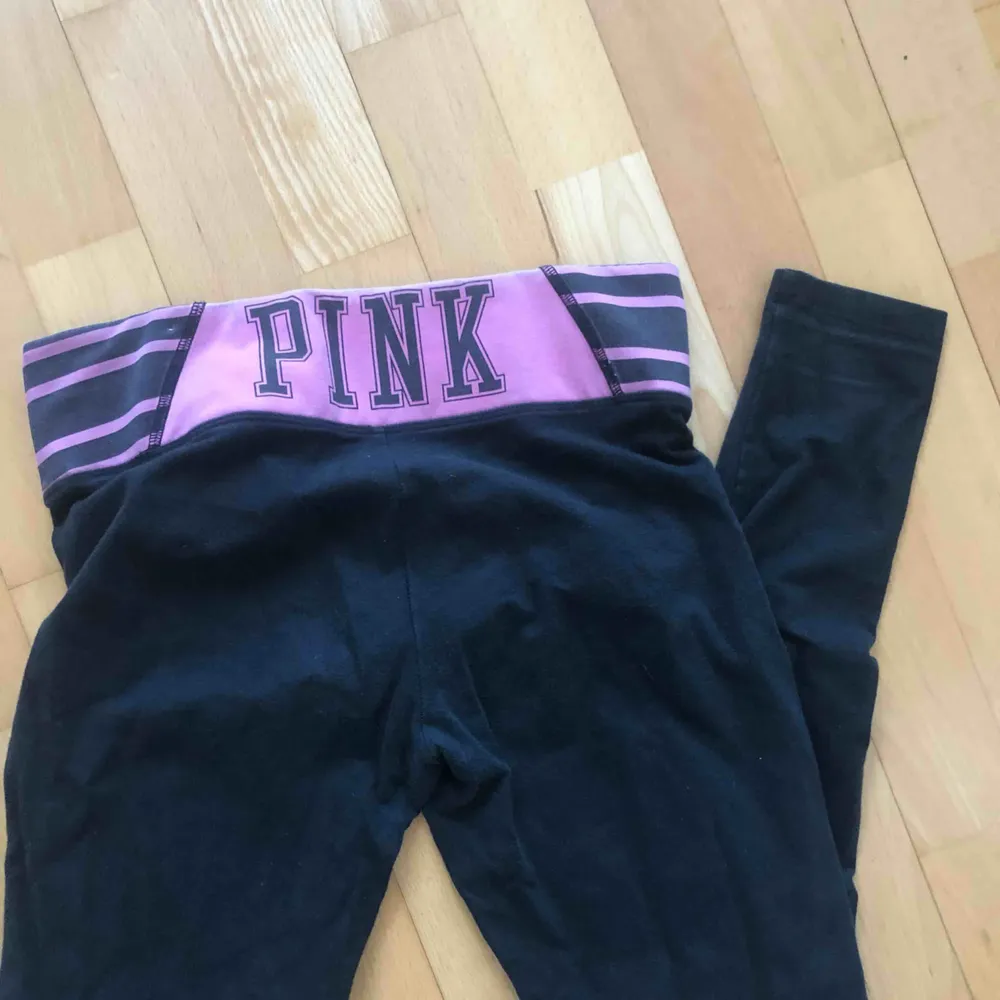 Pink yoga pants strl xs säljer pga för stora. Pink där bak.  Köparen står för frakten. Jeans & Byxor.
