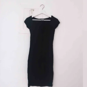  - SÅÅ SNYGG svart klänning i syntet, riktigt läcker med fin detalj vid linningen! Köpt på Humana. Står att det är storlek 44 men jag skulle bedöma det som storlek 38! Perfekta festklänningen i sommar. 