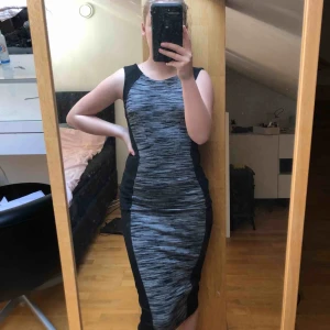  - Tajt klänning som passar både XS och S. Den är ganska lång men jag är ca 156cm så kanske sitter kortare på de som är längre. Aldrig använt denna!