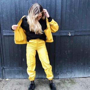  - Riktigt balla gula cargo-pants från madlady 💛 Använda fåtal gånger! Köparen står för frakt 🥰