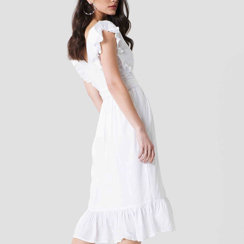 Säljer denna helt oanvända vita klänningen från Linn Ahlborgs kollektion med na-kd! Storlek 36! Säljes för 200kr inkl frakt!. Klänningar.