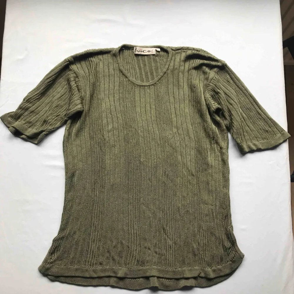💌Frakt ingår!💌 Unik stickad tröja i olivgrön med ett metalliskt skimmer från Wico • i storlek XL men passar även S/M för en mer oversized fit! . T-shirts.