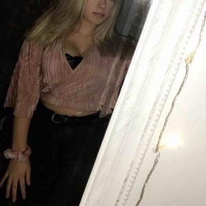  - Suuupersnygg rosaskimmrig festtopp som går omlott vid brösten. Andvänd endast en gång så så gott som ny!! 💓💞🥰