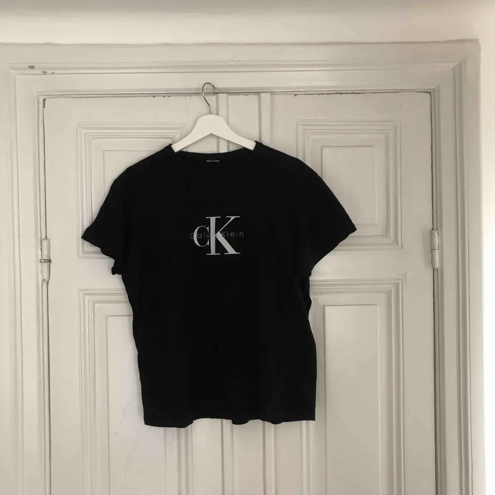 Säljer en svart t-shirt ifrån Calvin Klein. Vet inte storleken då jag tidigare klippt bort lappen men funkar till XS-M beroende på hur du vill att den sitter. Bra skick och inte mycket använd.. T-shirts.