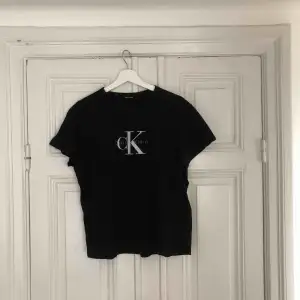 Säljer en svart t-shirt ifrån Calvin Klein. Vet inte storleken då jag tidigare klippt bort lappen men funkar till XS-M beroende på hur du vill att den sitter. Bra skick och inte mycket använd.