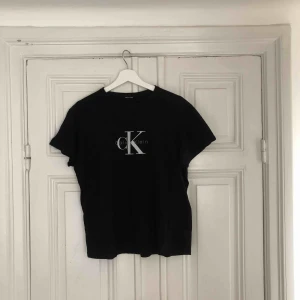  - Säljer en svart t-shirt ifrån Calvin Klein. Vet inte storleken då jag tidigare klippt bort lappen men funkar till XS-M beroende på hur du vill att den sitter. Bra skick och inte mycket använd.