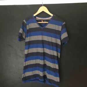  - Randig v-ringad t-shirt från Espirit. Storlek står ej men uppskattningsvis M/L. 
