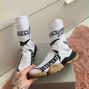  - Skitsnygga sock boots från collab mellan Vetements och Reebok. Använda några få gånger men väldigt varsamt, där av i riktigt bra skick!   Kartong och dustbags medföljer vid köp. 