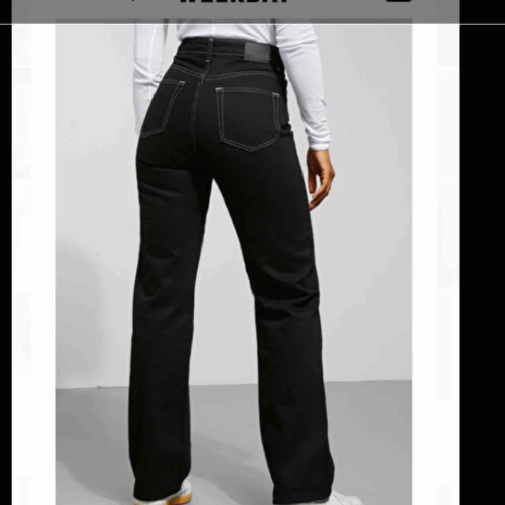 Säljer dessa jeans från Weekday i modellen Row i storlek 24 (midja) 30 (längd). Jeansen är i bra skick och nypriset är 500kr men säljer för 250kr, köparen står för frakten men kan annars mötas upp i centrala Stockholm :). Jeans & Byxor.
