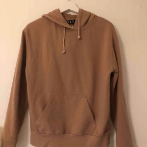 - Tjocktröja från märket /STAY. Knappt använd. Frakt tillkommer!