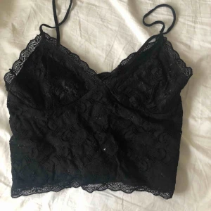  - Väldigt snygg croppat linne! Säljes pga att jag har en till! Frakten ingår i priset :) 