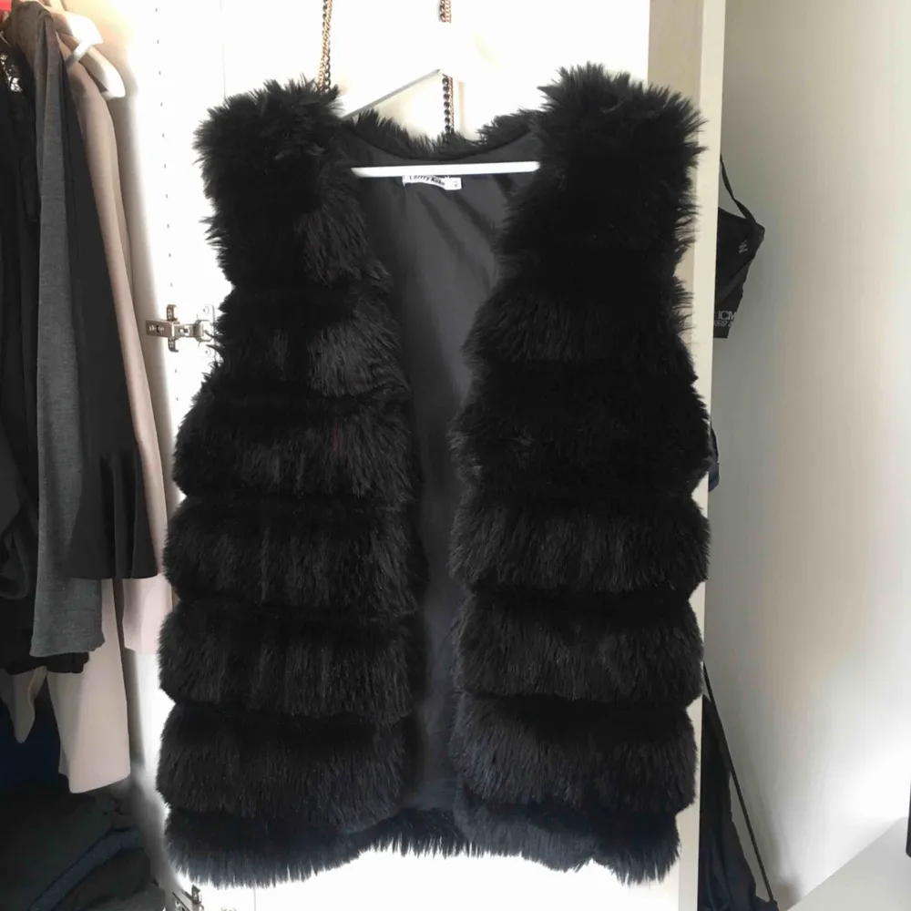 Superfin faux fur pälsväst, knappt använd! Storlek M/L men är liten i storlek så passar S och M bra. Jackor.