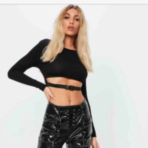  - FANNY LYCKMAN x MISSGUIDED svart topp i stl 34 :) Köparen står för frakten!