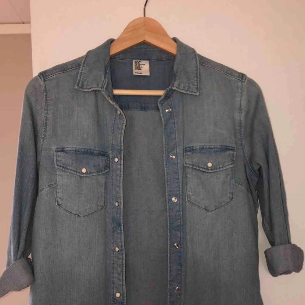 En super fin jeans skjorta från H&M. Den är stl XS o sitter väldigt fint, den är använd ca 1-2 gånger och är väldigt bra skick. Säljer den pga den kommer inte till användning:( Kan mötas upp i Stockholm, elr frakta(köparen står för frakten :)). Skjortor.