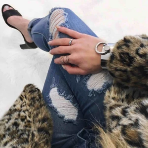  - Jag säljer min favorit kappa pga ingen användning av den längre, den är köpt från H&M och är i superfint skick. Storlek Xs, passar även S då den formar sig utifrån kroppens uppbyggnad. Hör av er vid frågor och svar! 