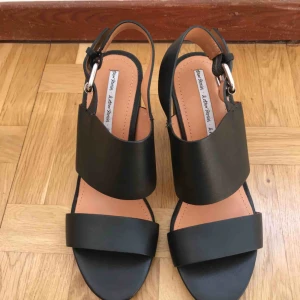  - Other stories skor i läder. Aldrig använda. Strl 38. Kostar 790 ordinarie pris. Möts gärna upp, alt 350 kr plus frakt. 