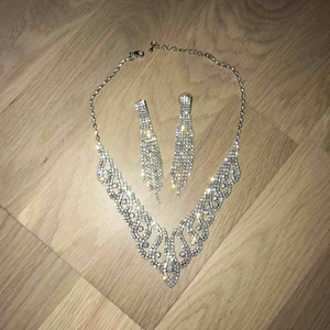  - Bling set, örhängen och halsband, själva piggen på örhängena är silver, perfekt till bal! Frakt tillkommer (18kr)
