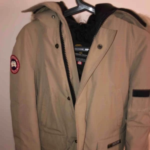  - Canada goose jacka strl XS. Osäker på om den är äkta därav priset. Herrstorlek