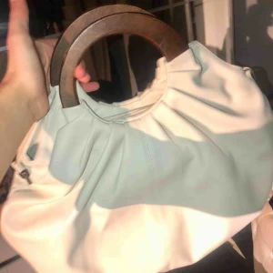  - Superfin väska från chiquelle, nypris 500 kr och helt oanvänd!! Jättefin väska till sommaren och passar till söta klänningar perfekt!!