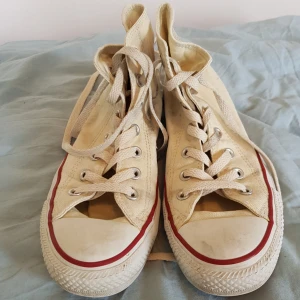  - Cremefärgade/off-white converse, inte jättemycket använda men lite missfärgade på insidan (kan säkert tvättas bort). Storlek 38.   Skickar eller möts upp i Uppsala! 