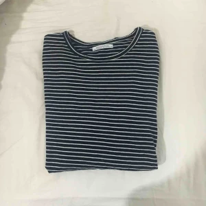  - Randig långärmad tröja i fint skick! M men passar S med :)