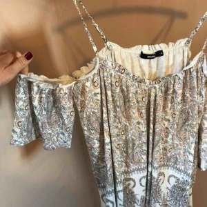  - Fin tröja med spänna ta axelband så kan passa både mindre och större storlekar