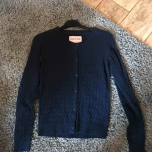 Kofta - Mörkblå kofta med knappar