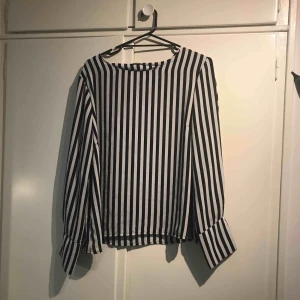  - Randig blus i nyskick. Storlek 44