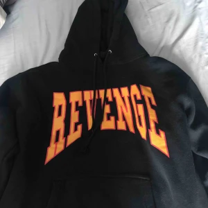  - Inga större introduktioner. Drakes merch som han hade under sin turné i Europa 2017. 