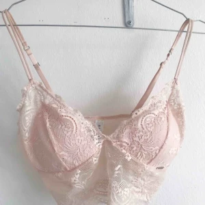  - Spets bh från Ella.m i ljusrosa, använd fåtal gånger. Kan mötas i Örebro annars frakt 39kr 