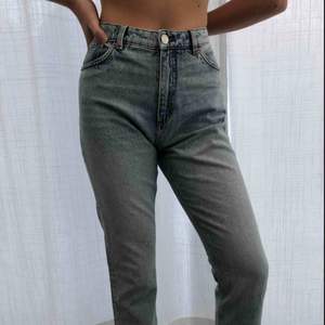 Blå jeans från Monki. Använda fåtal gånger. Köparen står för frakten. 100kr eller högst bud