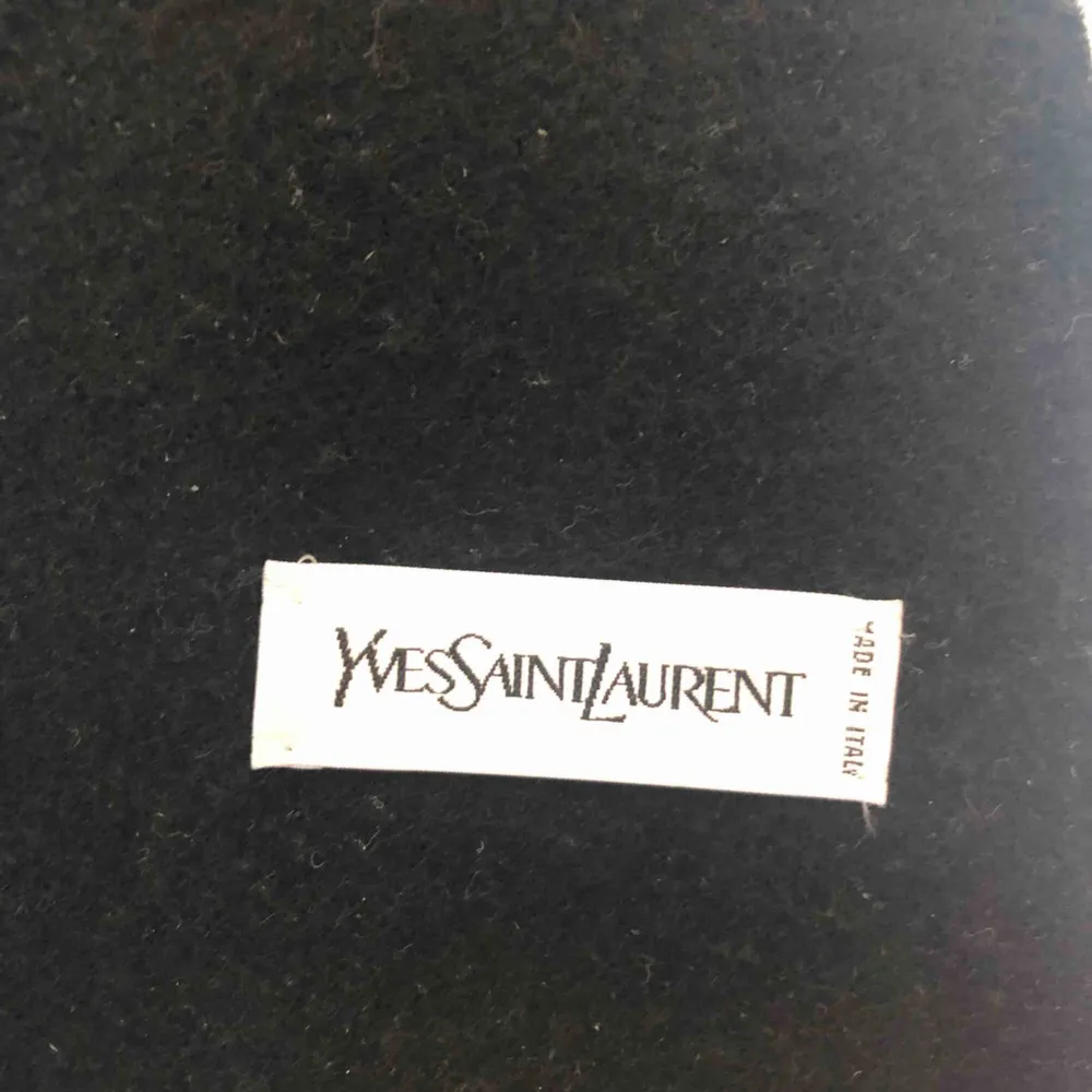 Yves Saint Laurent halsduk . Accessoarer.