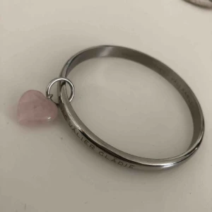  - Texten ”jag väljer glädje”. 