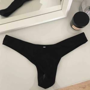  - Bikinitrosor i storlek L men är mer som en S. Såklart aldrig använd. Frakten är inkluderad i priset. Betalning med swish