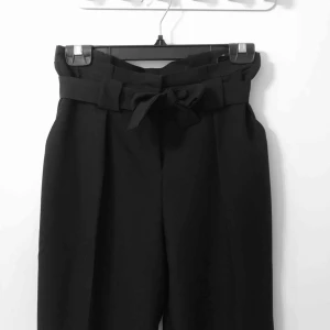  - Fin byxor i svart färg. Frakt ingår i priset. Använda ett fåtal gånger.