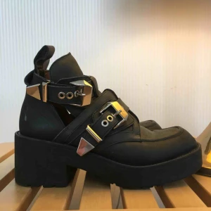  - Jeffrey Campbell Coltrane säljes! Sparsamt använda. Sjukt snygga till vår o sommarplagg. Kan fraktas men är tunga!