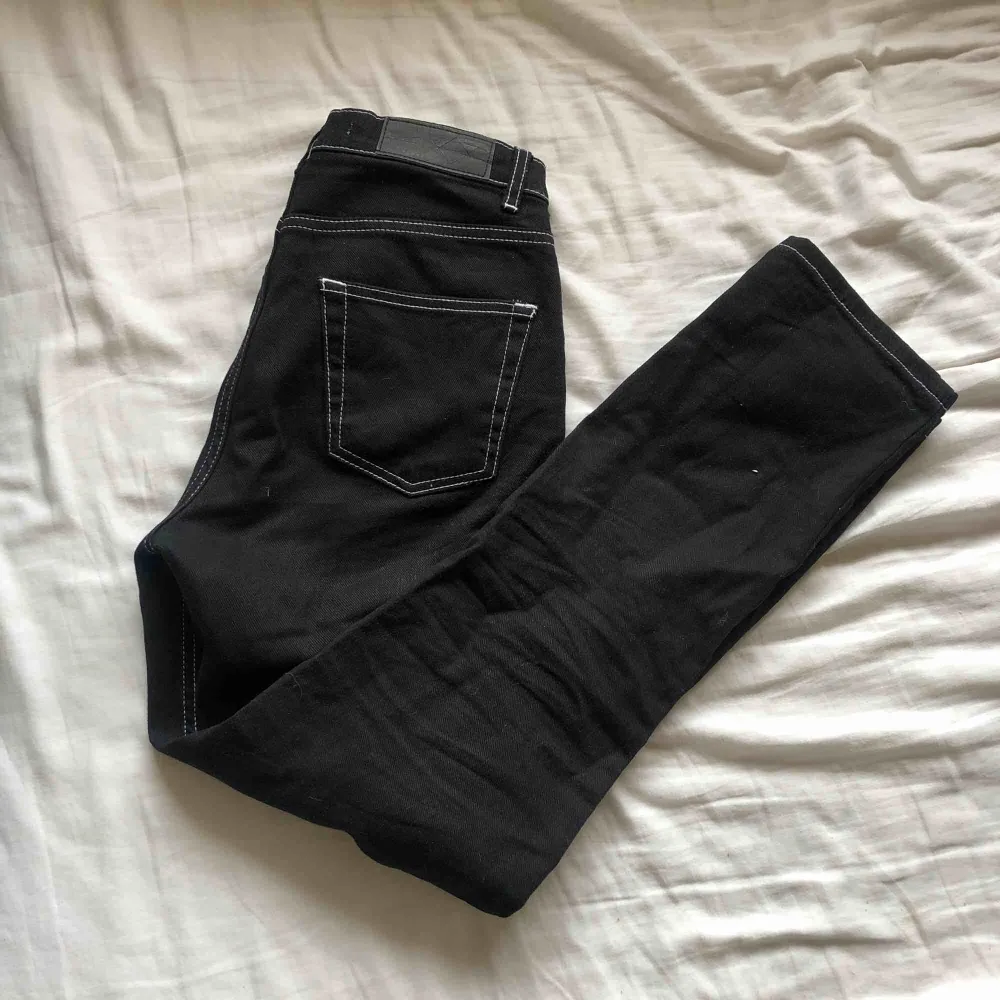 SNYGGASTE! Svarta raka jeansen med vita sömmar, sitter 🙏🏻🙏🏻🙏🏻 o jättesköna!. Jeans & Byxor.