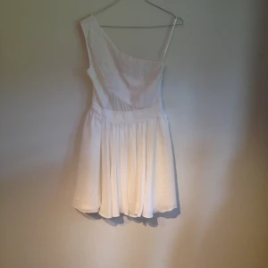 Vit enaxlad klänning från topshop! Använd en gång - Vit enaxlad klänning från topshop! Använd en gång