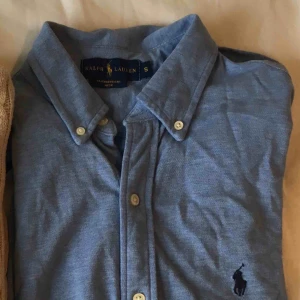  - Polo skjorta, använd även denna typ 3 ggr, nyskick, ordinarie pris 999kr, storlek S men lång i passformen, funkar bra som instoppat.