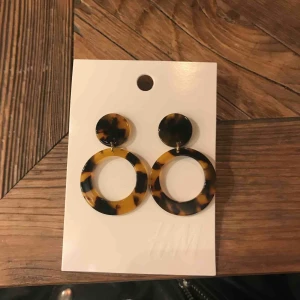  - Helt nya örhängen från HM