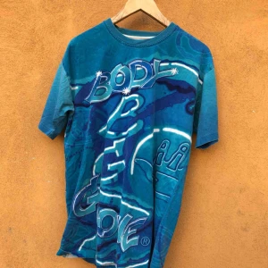  - 90-tals tröja från Body Glove - print Op både fram och baksida. Kan hämtas i Uppsala eller skickas mot fraktkostnad 