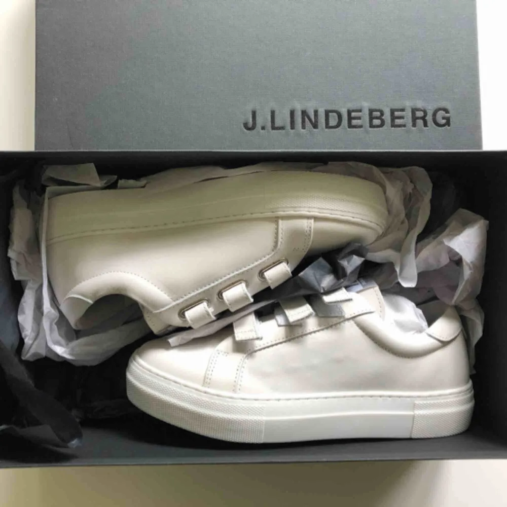 Oanvända sneakers i mocka från J.lindeberg. Finns fortfarande att köpa i butik för 1600:-. Skor.