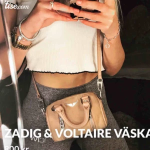  - Väskan köptes för ett år sedan i Paris. Har inte använder väskan överdrivet mycket men väskan har blivit lite missfärgad på baksidan utav jeans.  Köpte väskan för ca 200kr  Mitt pris - 800kr 